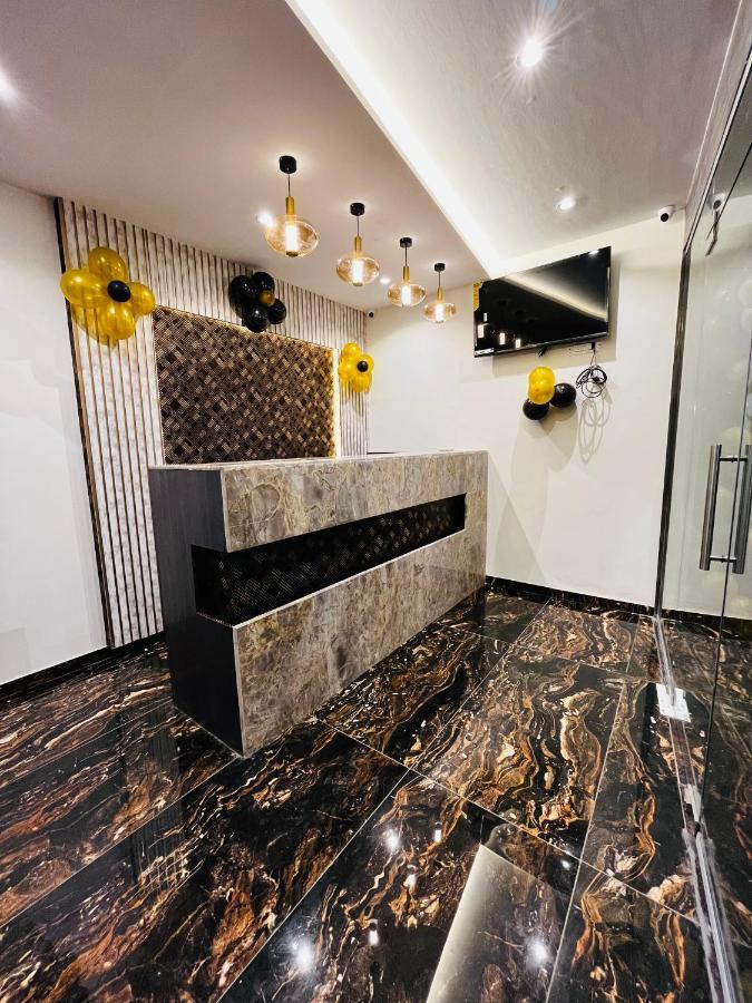 Hotel Classio Andheri - Near Dn Nagar Metro Station Bombay Eksteriør billede