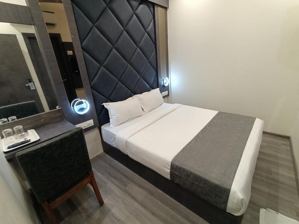 Hotel Classio Andheri - Near Dn Nagar Metro Station Bombay Eksteriør billede