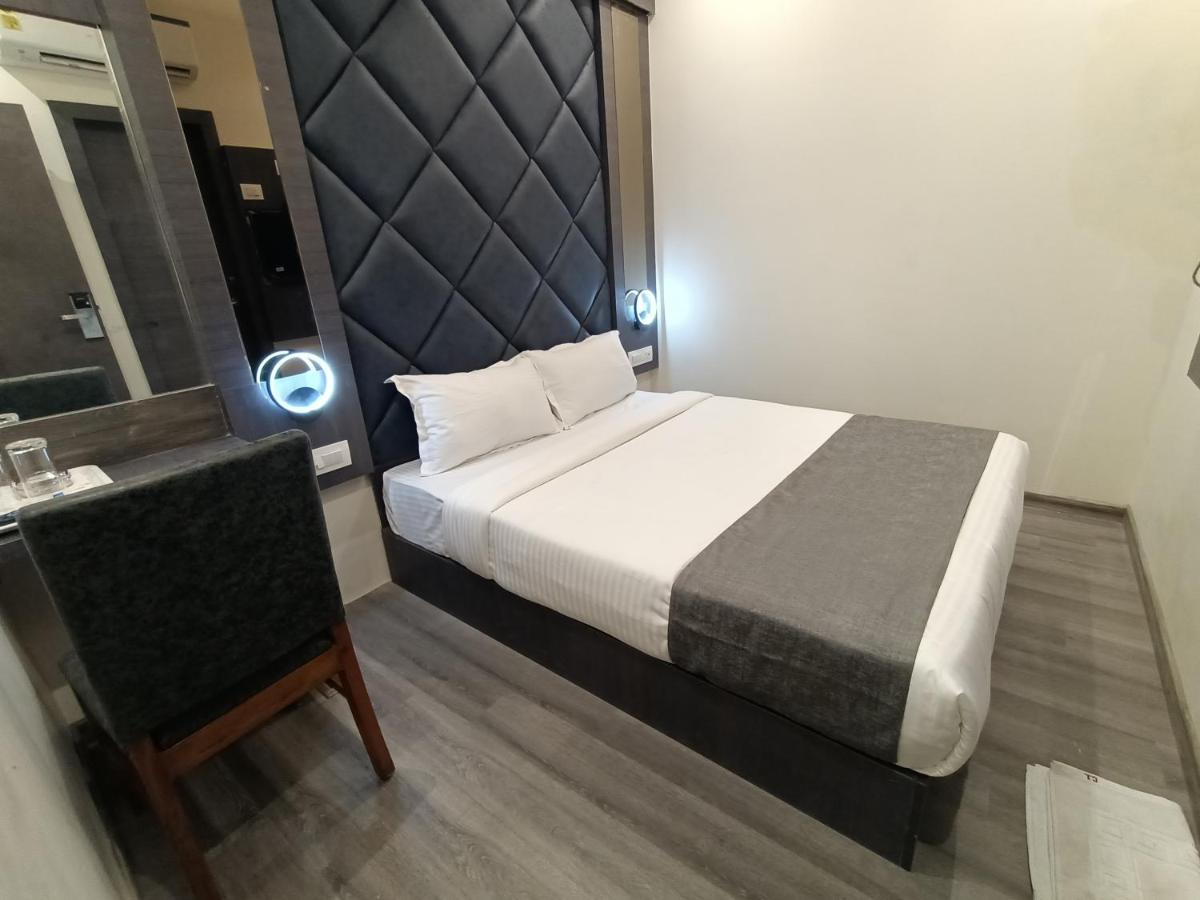 Hotel Classio Andheri - Near Dn Nagar Metro Station Bombay Eksteriør billede