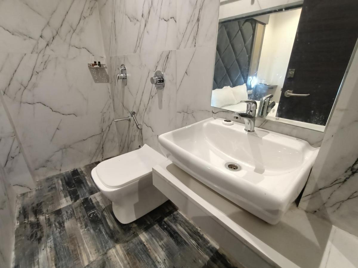 Hotel Classio Andheri - Near Dn Nagar Metro Station Bombay Eksteriør billede